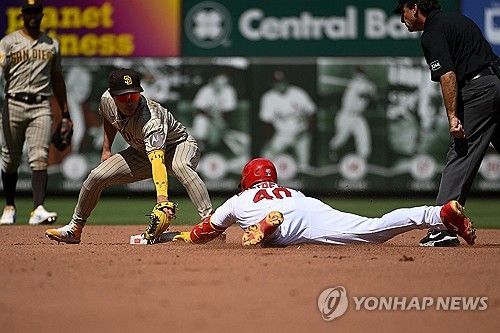 4회 도루 저지를 시도하는 2루수 김하성