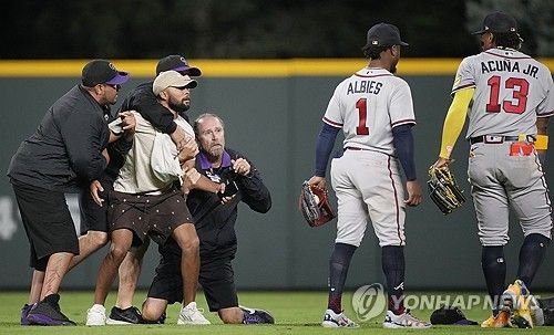 아쿠냐 주니어에게 돌진한 팬을 붙잡은 보안 요원들 