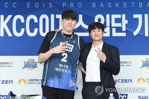 KCC의 간판 선수 최준용과 허웅