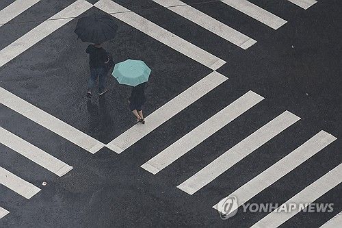 우산 쓴 시민들