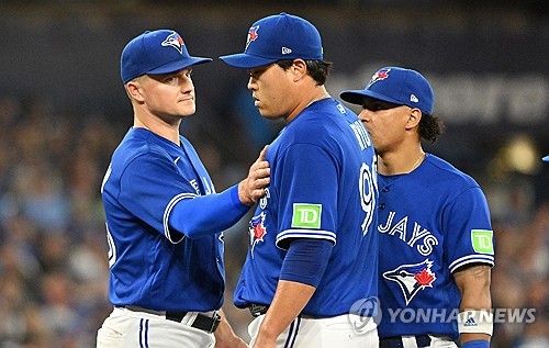 류현진(가운데)과 주전 3루수 맷 챔프(왼쪽)