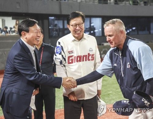 롯데 신동빈 회장 '승리 축하합니다'