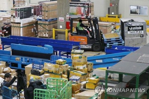 해외직구로 분주한 특송물류센터