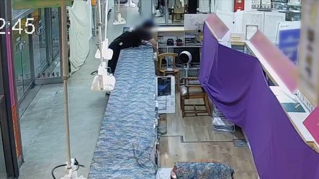 금은방 매대에서 귀금속 훔치는 30대 남성 