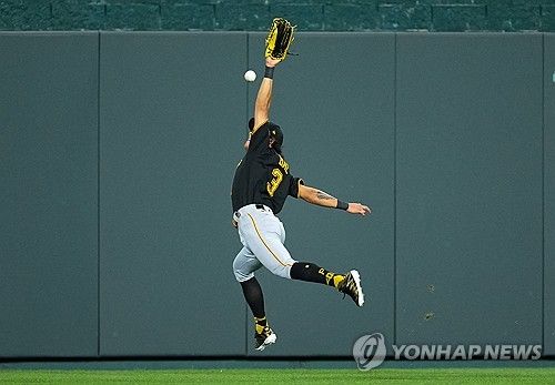 배지환의 머리 위로 지나가 3루타가 된 타구