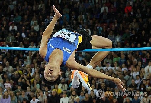 바를 넘는 우상혁