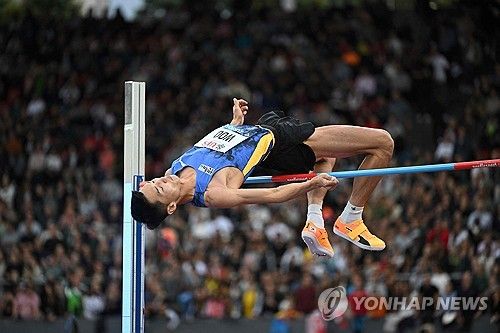 바를 넘는 우상혁