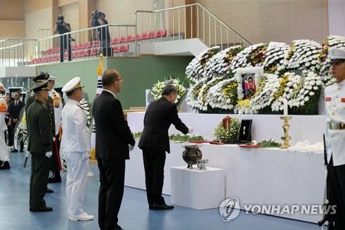 분향하는 국방부 장관