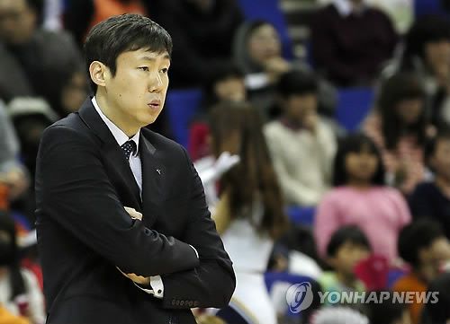 여자프로농구 사령탑 시절의 조동기 감독