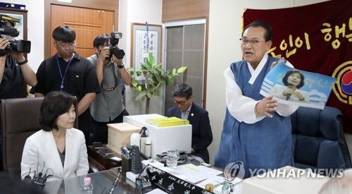 민주당혁신위원장 사진 때리는 노인회장