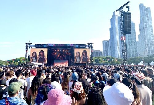 시카고 롤라팔루자에 K팝 걸그룹 '뉴진스' 공연을 보기 위해 모여든 팬들