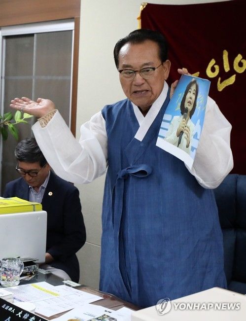 민주당혁신위원장 사진 때리는 노인회장