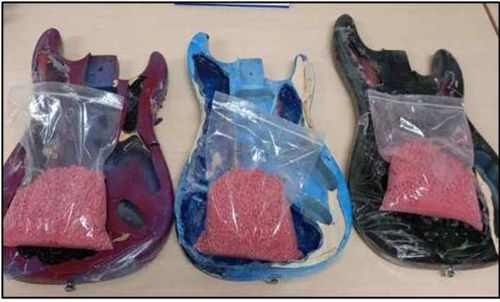 전기기타 본체 3개에 야바를 은닉한 모습