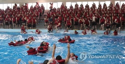 전투수영 훈련 장면