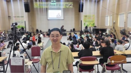탈북민 등 청소년 캠프 행사장의 김광호 유니블하트 대표