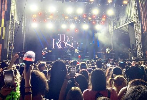 2023 시카고 롤라팔루자 무대에서 공연하는 K팝 인디밴드 '더 로즈' 