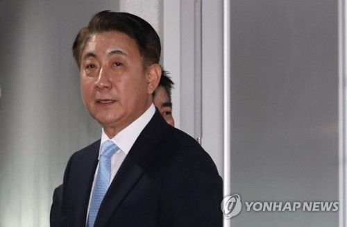 사무실 들어서는 이동관 후보자