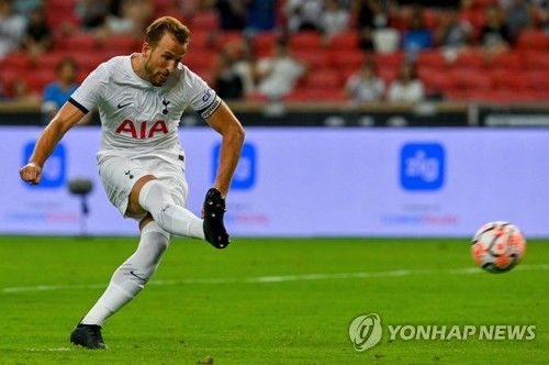 슈팅하는 해리 케인