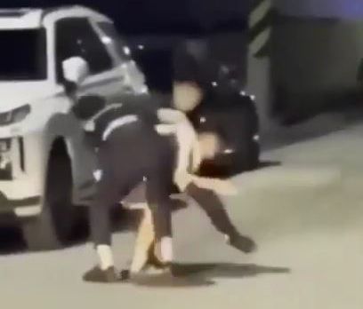 경찰에 제압되는 A씨