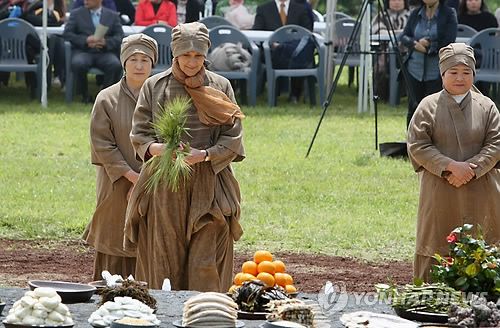갈옷을 입은 여성 제관