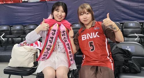 부산 BNK 팬 유수경(25)씨와 허선경(30)씨