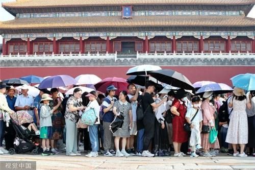폭염 속 베이징 고궁 찾은 관광객들