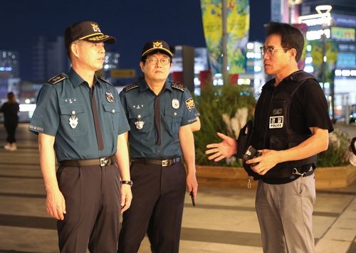 이문수 경기북부경찰청장(왼쪽)