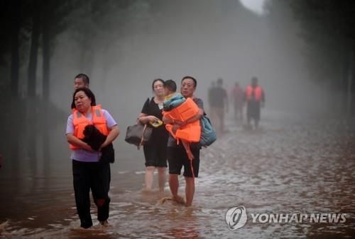 홍수 피해 대피하는 줘저우시 주민들