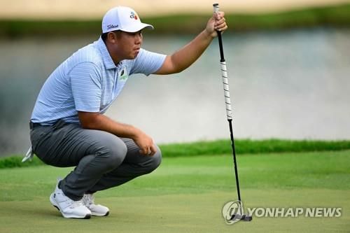 지난달부터 사용하는 브룸스틱 퍼터를 들고 그린을 파악하는 안병훈.