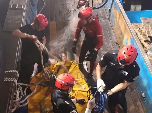 구조작업 벌이는 해경