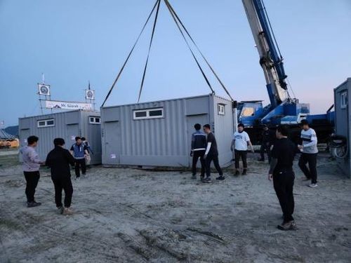 삼성이 지원한 에어컨 장착 간이 화장실이 설치되는 모습