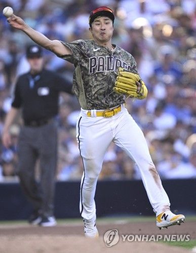 송구하는 김하성