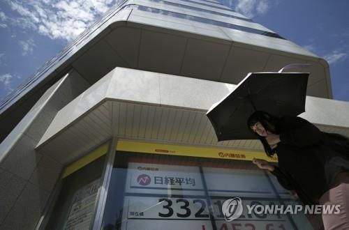 일본 도쿄의 한 증권회사 앞 모니터