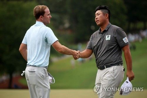 헨리와 악수하는 안병훈(오른쪽)