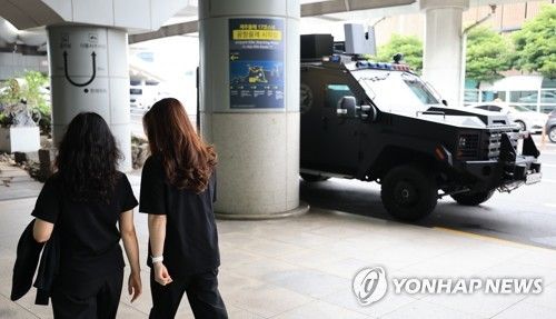 제주공항에 등장한 장갑차