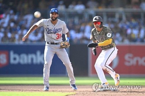 주루하는 김하성(오른쪽)