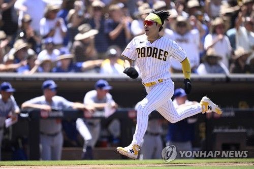 안타 출루 후 타티스 주니어의 2루타 때 홈에 들어오는 김하성 