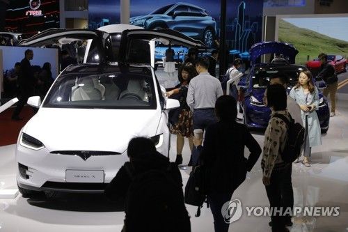 상하이 모터쇼에서 자동차 둘러보 사람들