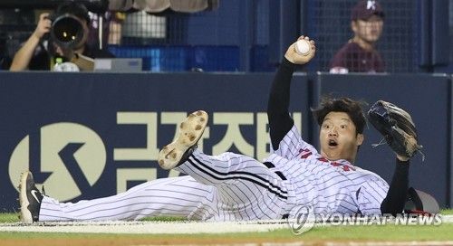 만루 위기 끝내는 문보경