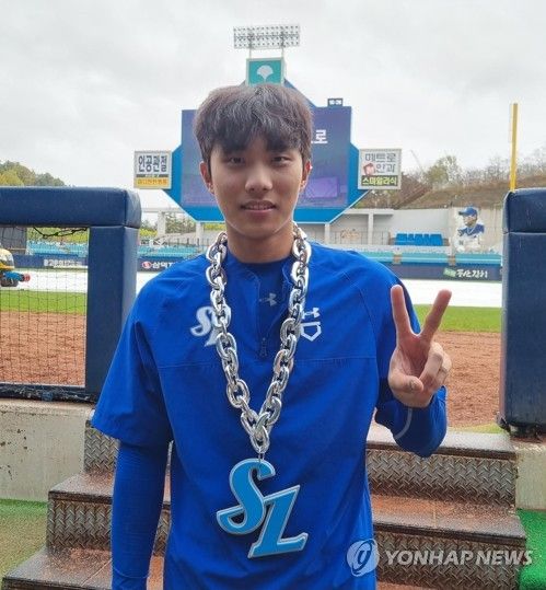 홈런 세리머니 목걸이 차고 포즈 취하는 이재현
