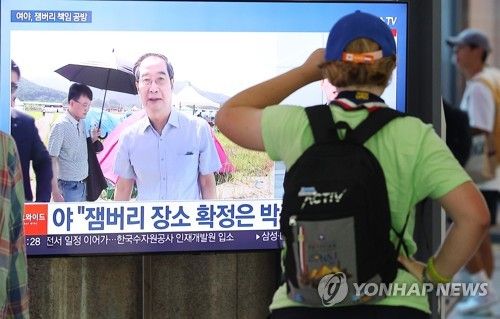 숙소 들어가는 영국 스카우트 대원들
