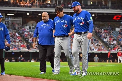 더그아웃으로 향하는 류현진