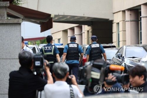 교사 피습사건 일어난 대전 한 고등학교 앞에 몰려 있는 기자들