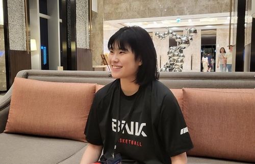 취재진 질문에 답하는 이소희