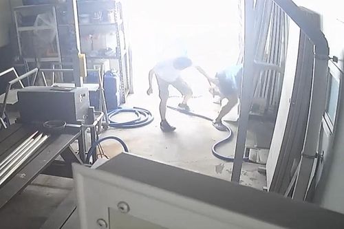 흉기 들고 주택관리업체 직원 협박한 50대