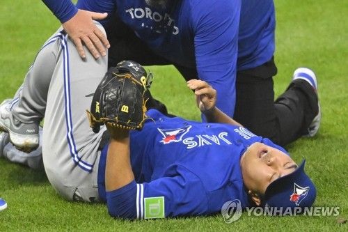 타구 맞고 고통스러워하는 토론토 류현진