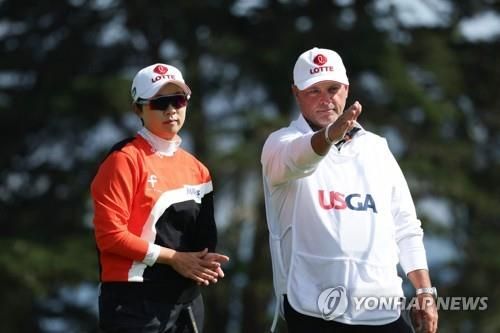 캐디와 코스 공략을 상의하는 김효주.