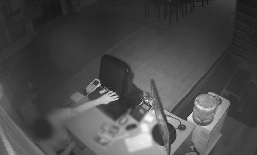 야간에 식당 창문으로 몰래 침입해 현금 훔쳐가는 피의자