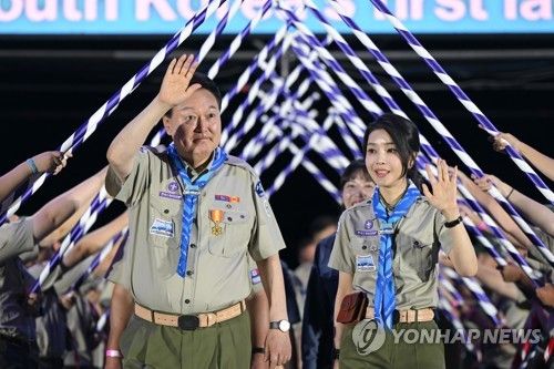 개영식 입장하는 윤석열 대통령 내외