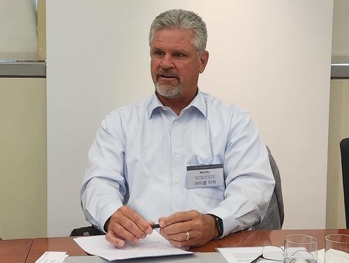 발언하는 마이클 아처 부사장